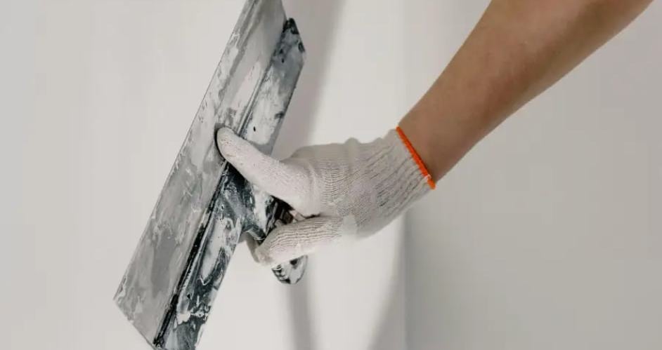 préparation des surfaces intérieures avant ponçage et mise en peinture