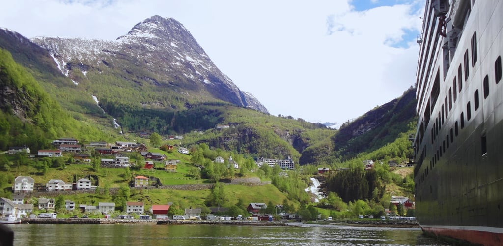 Vista do tender ao lado do navio ancorado em Geiranger, Noruega.