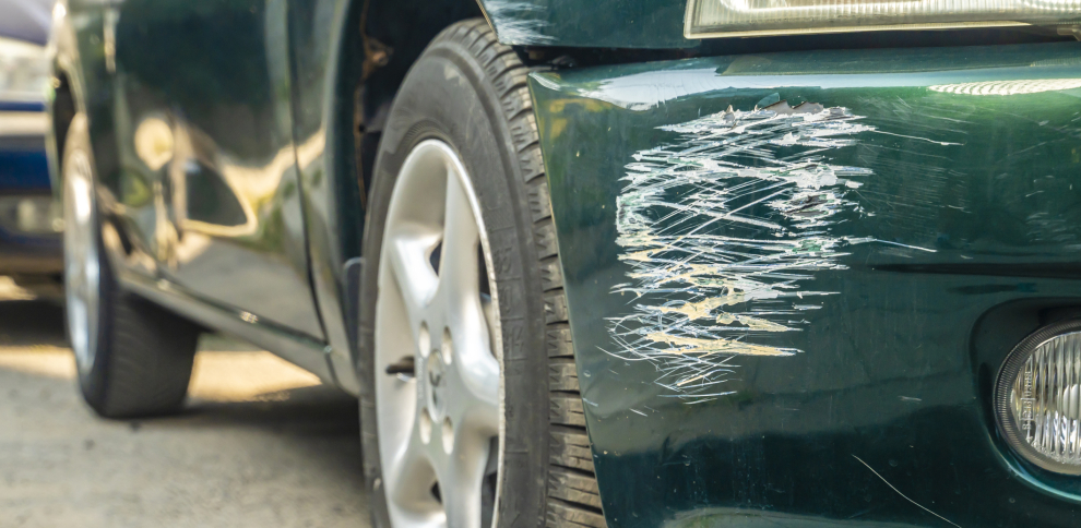 auto chocado siendo inspeccionado por el equipo de instaneumaticos