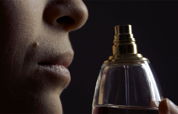 profil avec un flacon de parfum
