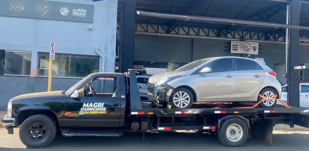 Guincho plataforma em Bauru realizando remoção segura de veículo