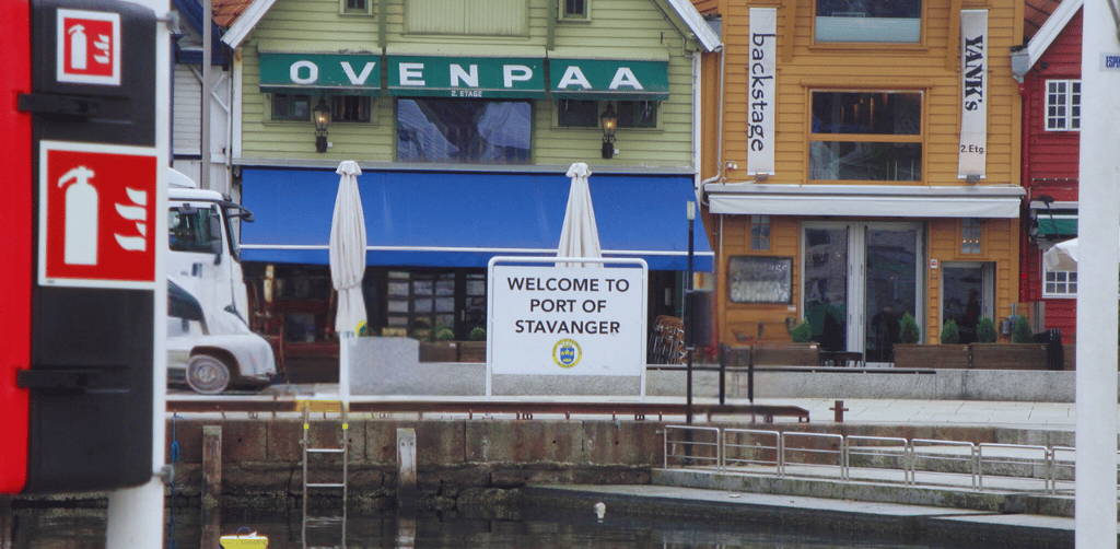 Placa de chegada no porto de Stavanger, Noruega.