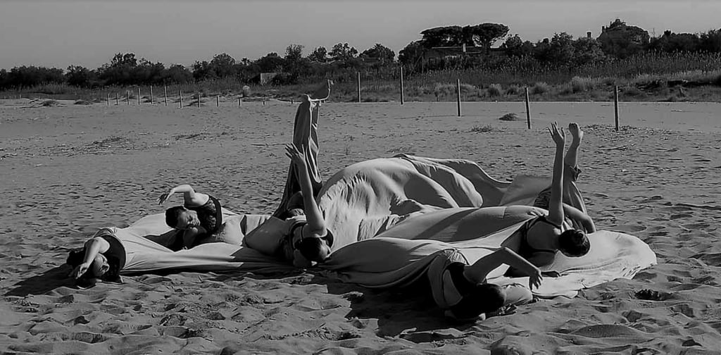Fotografía de muejres bailando en la playa colección serie fotograficas Eva Mas
