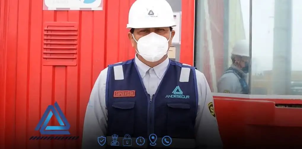 Supervisor de seguridad empresarial realizando control preventivo para reducir riesgos de extorsión