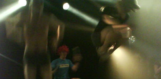 Image très floue de 3 musiciens bondissants