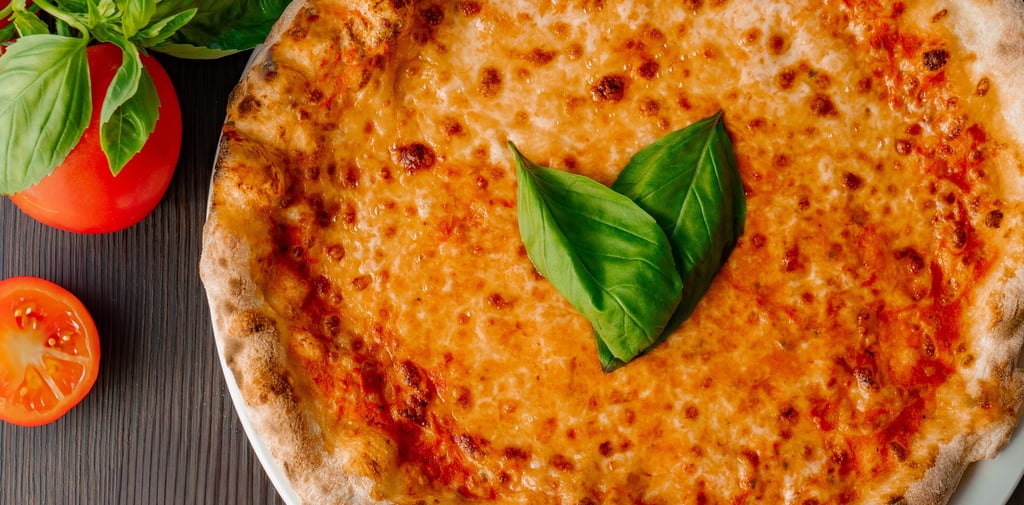 Frisch gebackene Margherita-Pizza mit Mozzarella, Tomatensauce und frischem Basilikum.