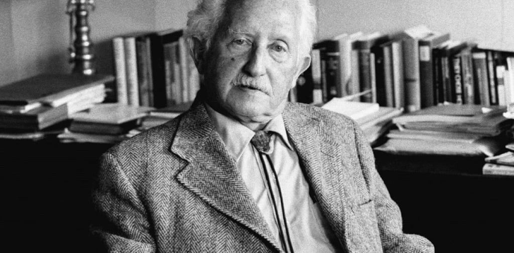 erik-erikson-8-author-Valeria-Ivanova