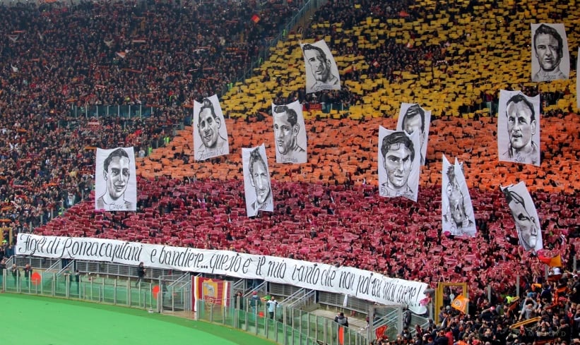 Blick auf die Curva Sud im Stadio Olimpico während einer spektakulären Choreografie der AS Rom-Fans, Fahnen und Banner wehen,