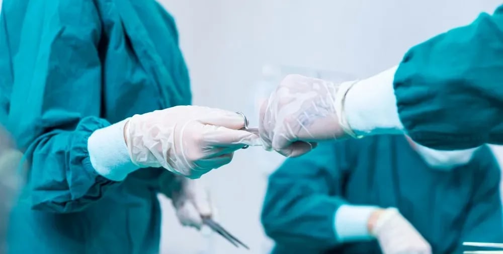 a surgeon handshake a patient in a hospital