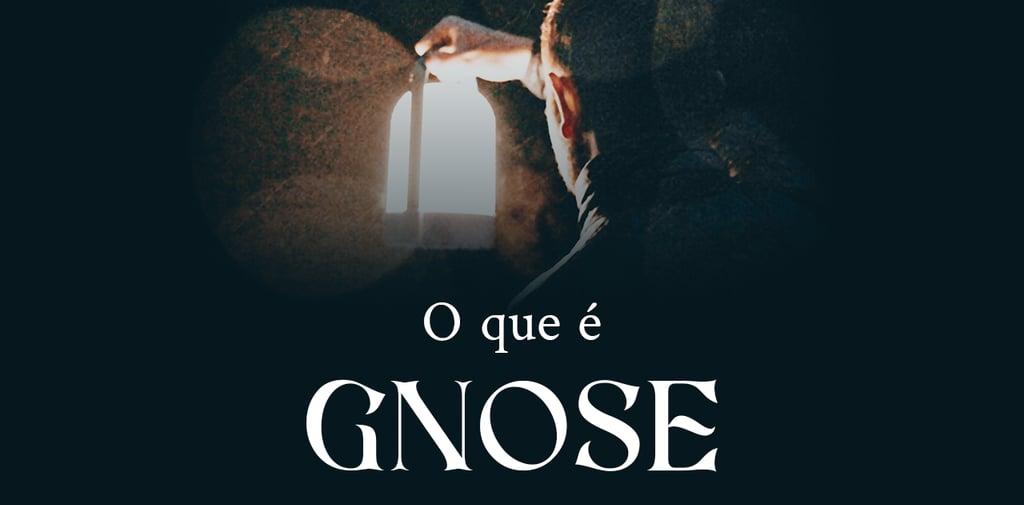 Homem segurando uma lanterna de mão antiga e vendo seu próprio reflexo ao fundo
