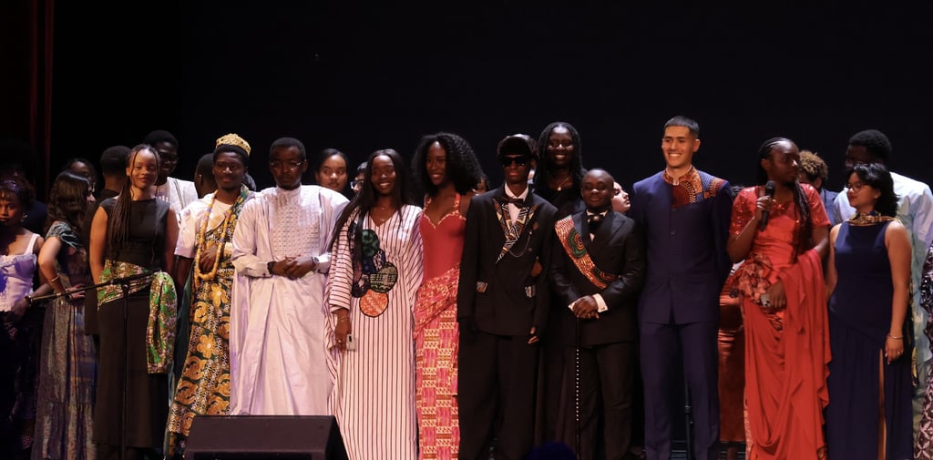 Membres de la FEAC réunis sur scène lors du gala annuel, étudiants pour l'Afrique et les Caraïbes