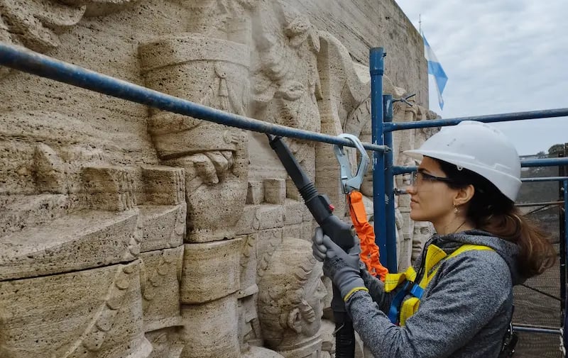 Proceso de restauración del mural del Monumento a la Bandera realizado por Almapiedra.