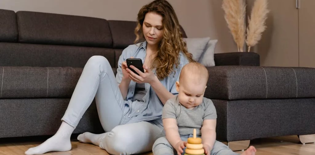 Mãe gerando renda extra em casa com celular no intervalo da rotina