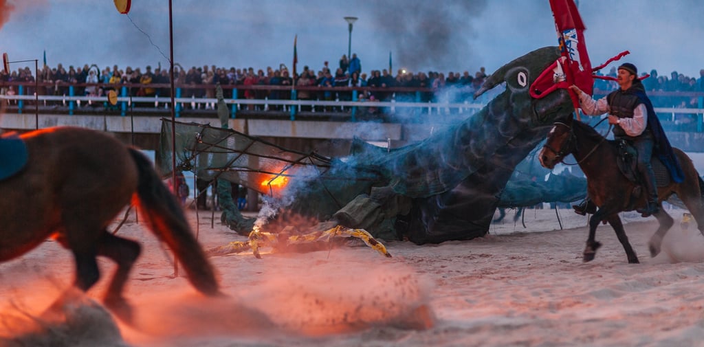 Jurgio kovos su Smaku inscenizacija prie Palangos jūros tilto