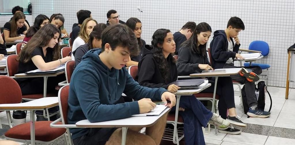´´alunos fazendo a redação do ENEM