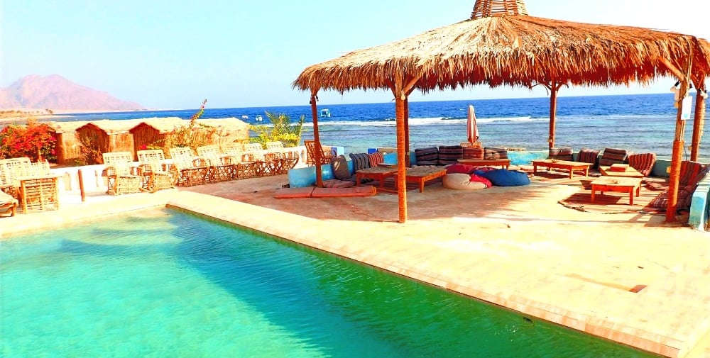 Bedouin Star Pool, Sitzbereich und Husha-Zimmer in Ras Shitan: Direkter Blick auf das Rote Meer.