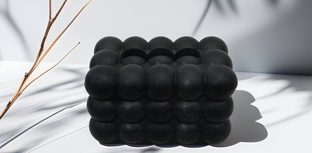 Minimalistinė juoda betono dėžutė servetėlių laikymui