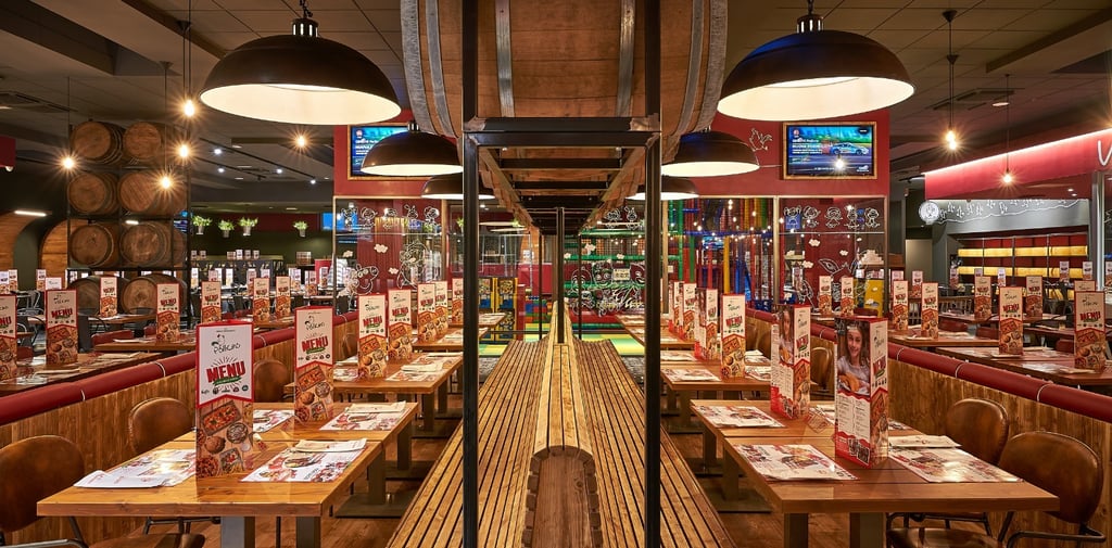 Sala interna del ristorante Pollicino con area family e giochi