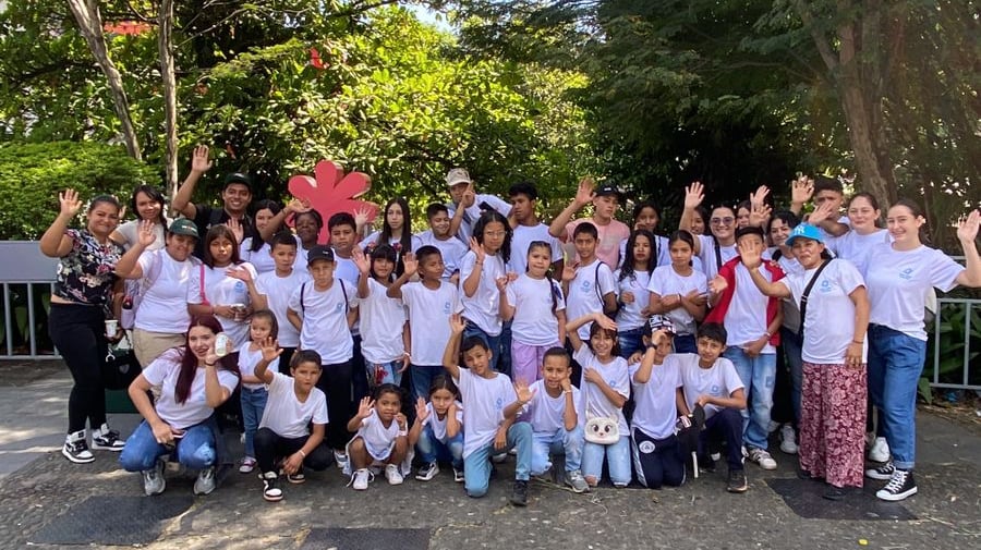 un grupo de personas posando a la cámara