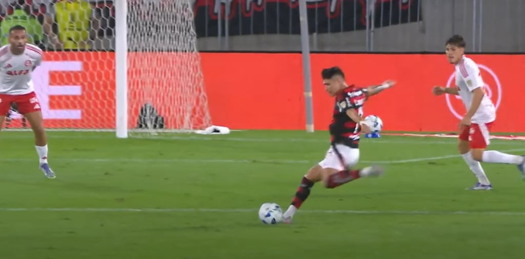 Flamengo levou mais perigo ao gol do Inter no 1º tempo.