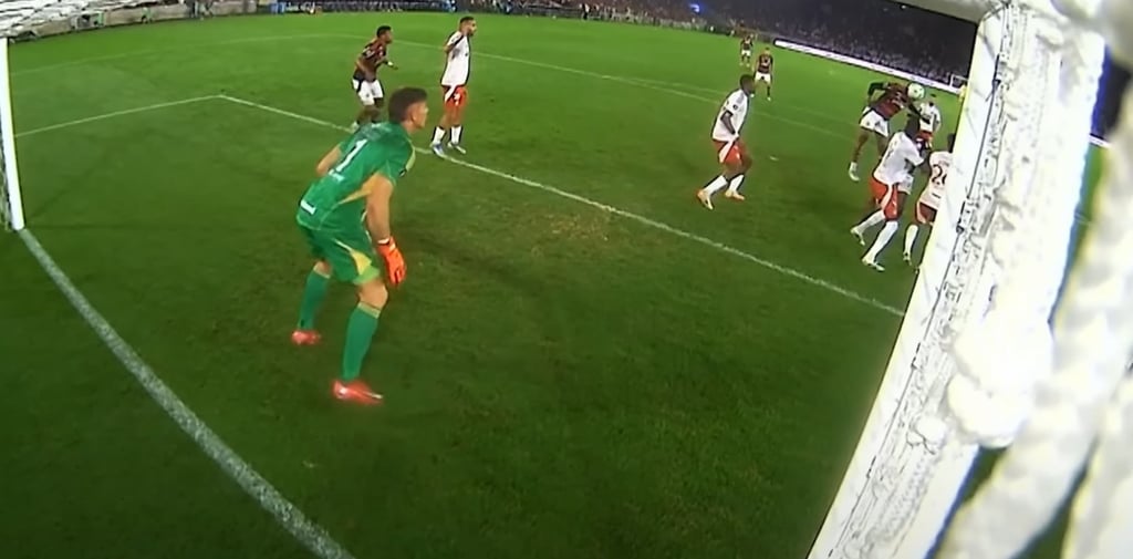 Gol de cabeça de Bruno Henrique, pela Libertadores 2025, contra o Internacional.