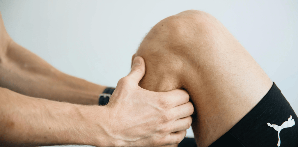 examen du genou par un médecin