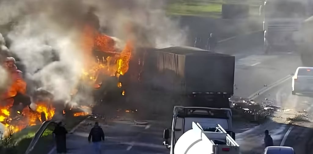 acidente, grave colisão entre caminhões no norte do rs