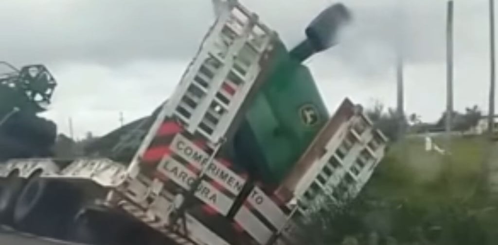 carreta e colheitadeira tombaram na ers-350 em Camaquã