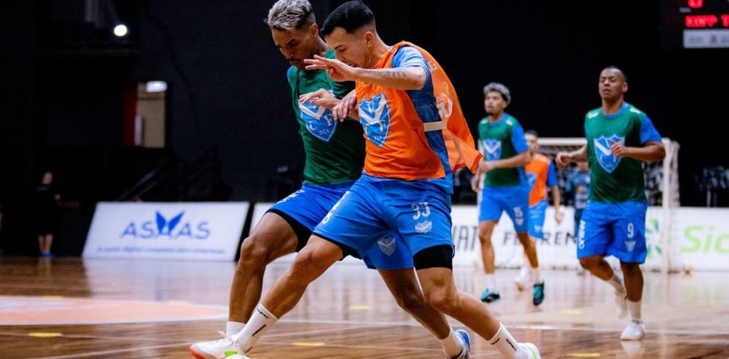 vélez camaquã treina para confronto contra o joinville