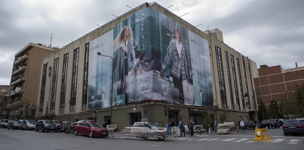Fachada de Edificion con Publicidad impresa en Lona