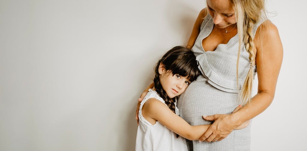 imagen que describe una mujer embarazada con preocupación por la salud de su bebé