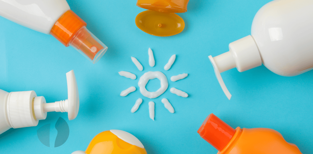 Frascos de protetor solar sobre fundo azul