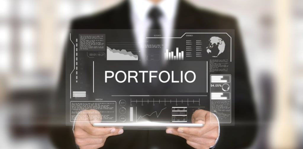 imagem mostra um executivo de finanças segurando um tablet com ilustração de infográficos