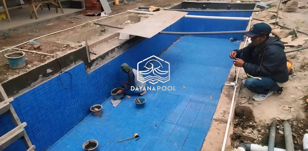 pemasangan keramik roman berwarna biru untuk kolam renang.