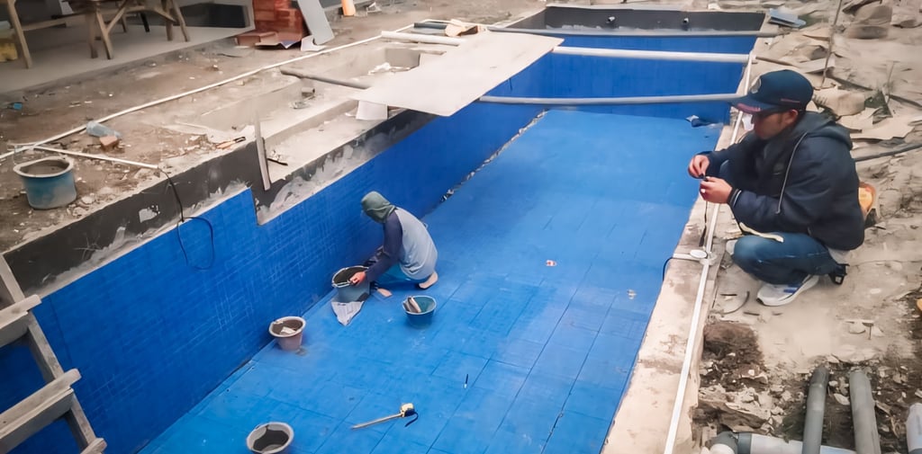 pemasangan keramik roman berwarna biru untuk kolam renang.