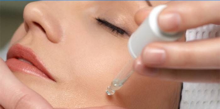 applique sérum sur visage femme