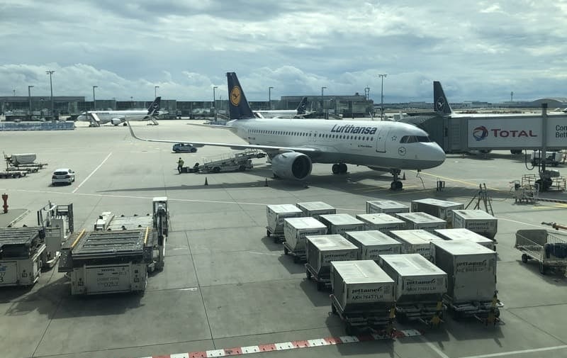 Ein Lufthansa-Airbus-Passagierflugzeug steht am Terminaltor eines Flughafens
