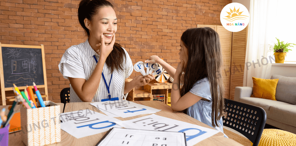 Hình ảnh học sinh tham gia vào lớp can thiệp sớm cho trẻ tự kỷ tại Trung Tâm Hoa Nắng Hải Phòng.