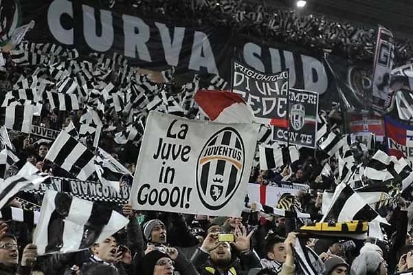 Fans von Juventus Turin im Derby della Mole gegen Juventus im Stadion