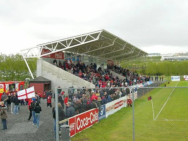 Luftaufnahme des Víkingsvöllur-Stadions in Reykjavík mit Spielfeld, Tribünen und umliegender Landschaft