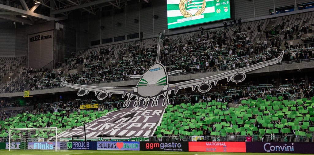 Blick auf die Spielfläche und die vollbesetzten Tribünen der Tele2 Arena, Heimstadion von Hammarby IF, mit Fans, Fahnen und F
