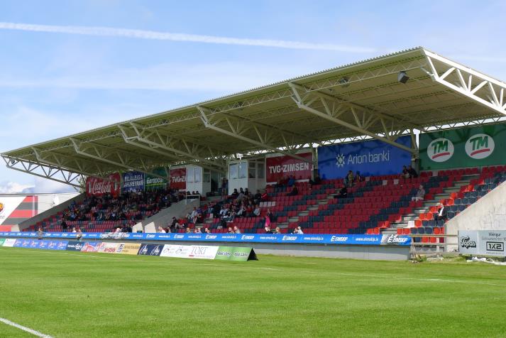 Kleines, ehrliches Stadion mit Blick auf die Berge – der Víkingsvöllur in Reykjavík: 5000 Plätze, viel Herz, kalter Wind und