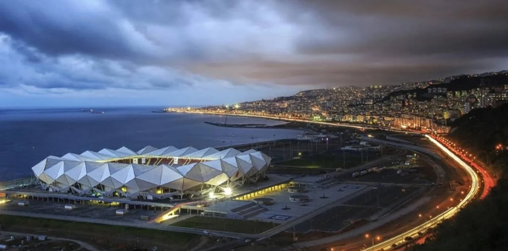 Luftaufnahme des Papara Park in Trabzon von oben mit Spielfeld und Tribünen