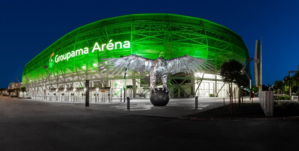 Außenansicht der Groupama Aréna in Budapest, Heimstadion des ungarischen Fußballclubs Ferencváros, mit moderner Glasfassade u