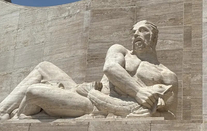 Escultura del Río Paraná en el Monumento a la Bandera restaurada por Almapiedra y protegida con Tecnan.