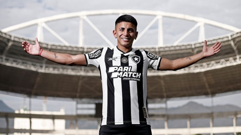 Thiago Almada no estádio Nilton Santos com a camisa Botafogo