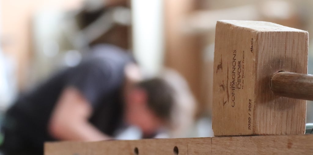 Alexis Maheut - Artisan Menuisier à Livry-Louvercy - Travaillant une pièce de bois