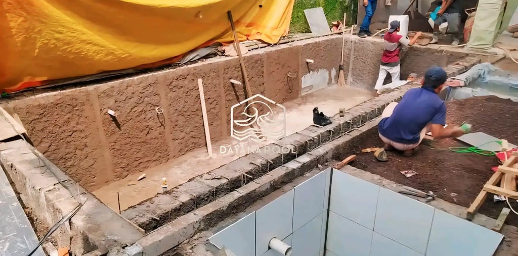 Tim profesional dari DayanaPool saat proses pembangunan kolam.