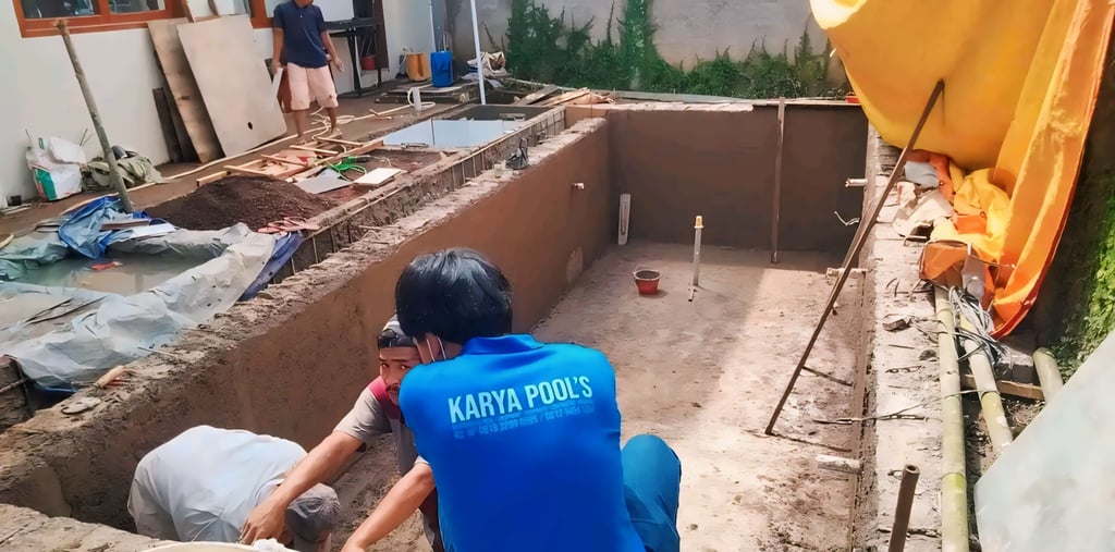proses perapihan dinding kolam renang.