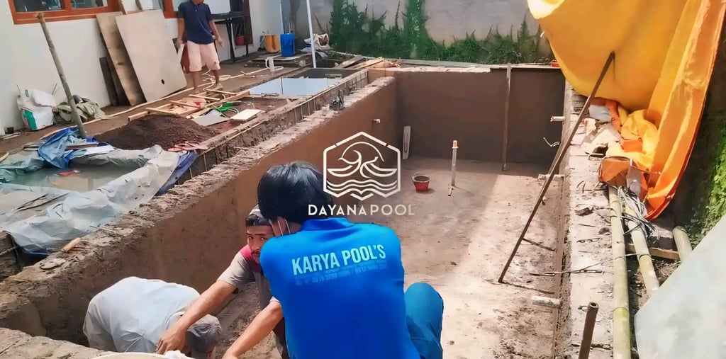 proses perapihan dinding kolam renang.